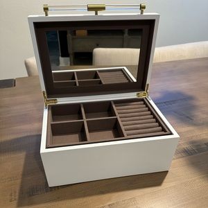 Kendra Scott Medium Antique Brass Jewelry Box in White Lacquer